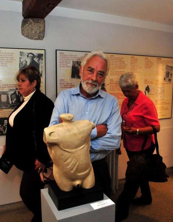 Asistentes a la exposición &quot;La raza cósmica&quot;.