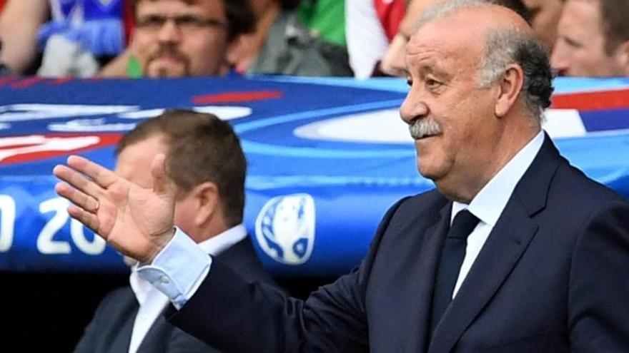 Del Bosque da instrucciones durante el partido.