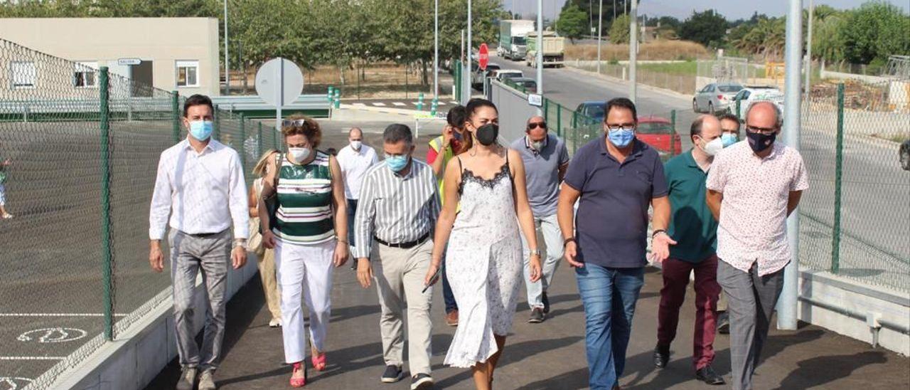 La consellera Mireia Mollà; la presidenta del Consorcio, Teresa Belmonte; el alcalde de Dolores, Joaquín Hernández, y otros cargos públicos en una visita a la planta de Dolores (imagen de archivo)