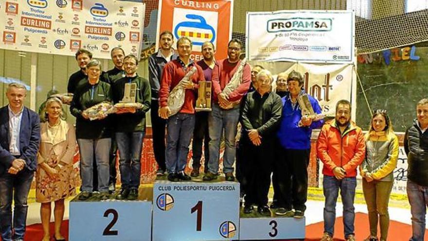 El podi, amb els components dels tres primers equips classificats