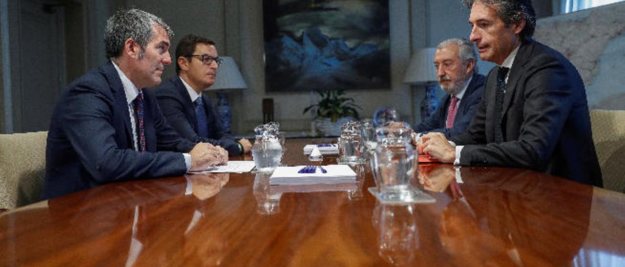 Fernando Clavijo y Pablo Rodriguez, durante una reunión el pasado octubre con el ministro de Fomento, Íñigo de la Serna.