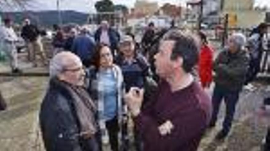 Montilla, Paneque i Lobato, parlant dels talls elèctrics durant la trobada amb els veïns.