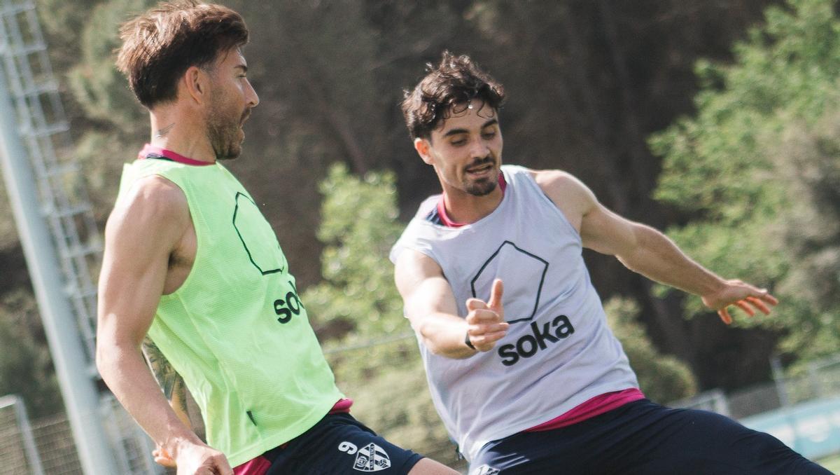 Sergi Enrich disputa un balón con Javi Mier en el entrenamiento de este miércoles.