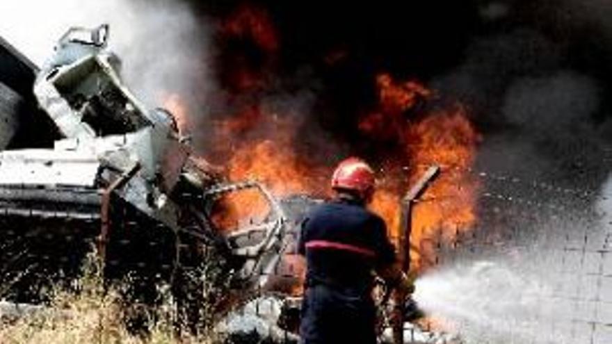 Espectacular incendio en una chatarrería