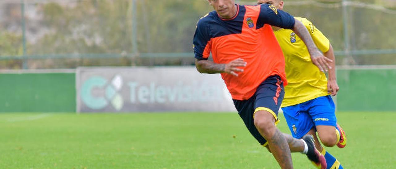 El delantero Sergio Araujo, durante el partido amistoso contra el filial, el pasado sábado, en Barranco Seco.