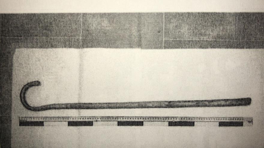 Un bastón que figura en la causa como arma del crimen.