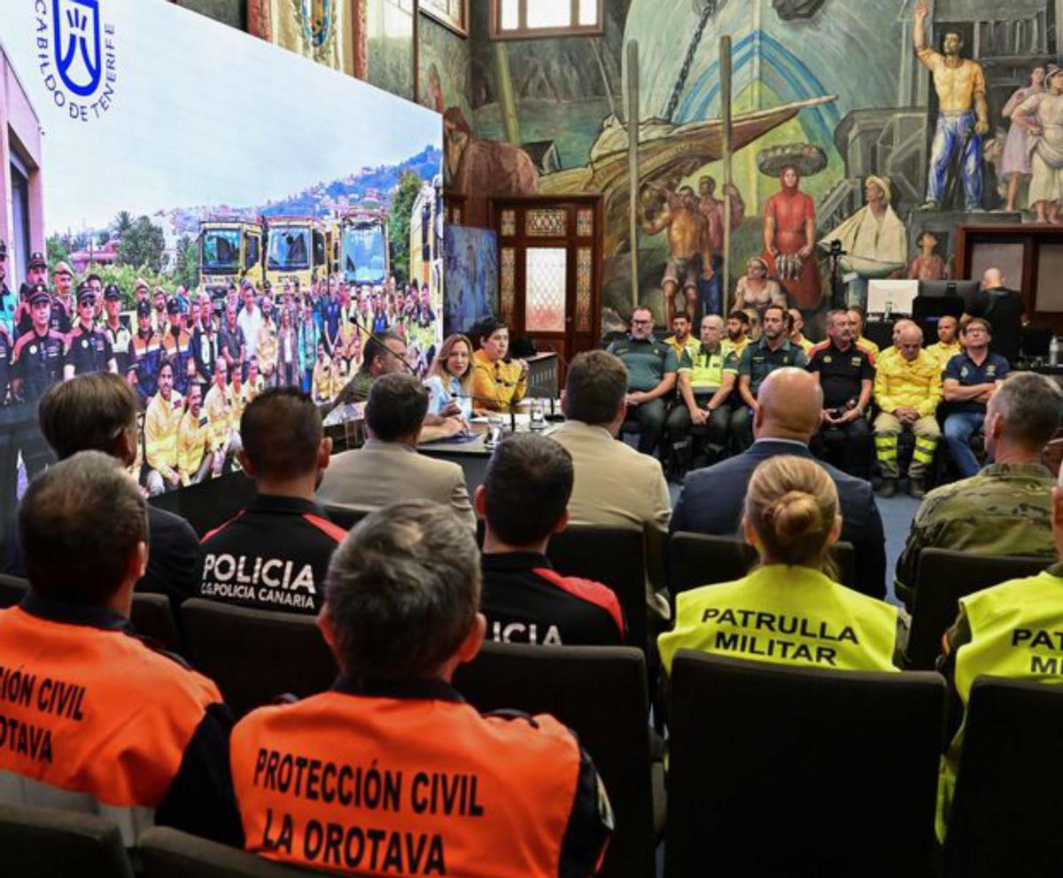 Julio Salom, Teniente General Jefe del Mando de Canarias; Rosa Dávila, Presidenta del Cabildo de Tenerife; y Blanca Pérez, Consejera de Medio Natural, Sostenibilidad y Seguridad del Cabildo de Tenerife. |