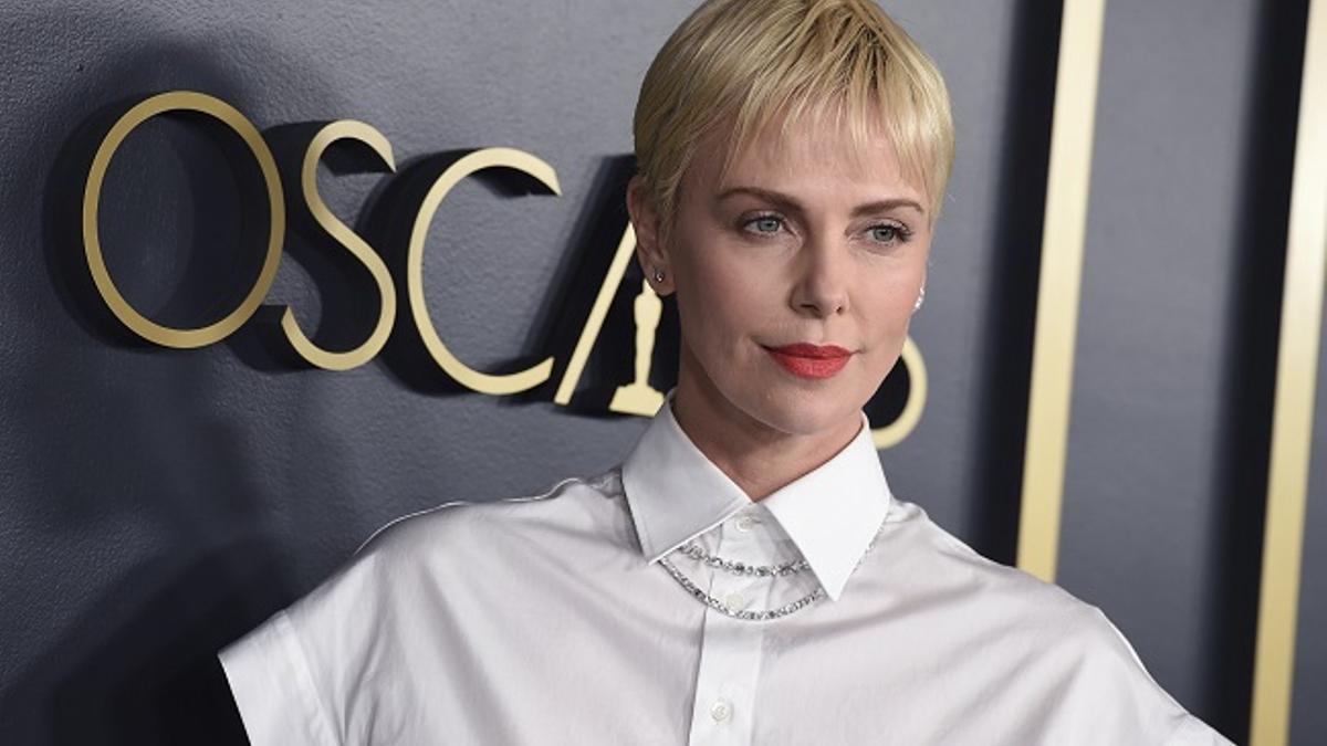 Charlize Theron con look de Dior durante el almuerzo de los Premios Oscar