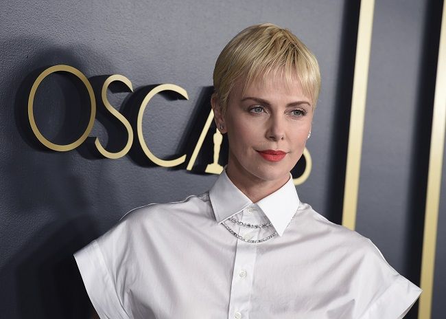 Charlize Theron con look de Dior durante el almuerzo de los Premios Oscar