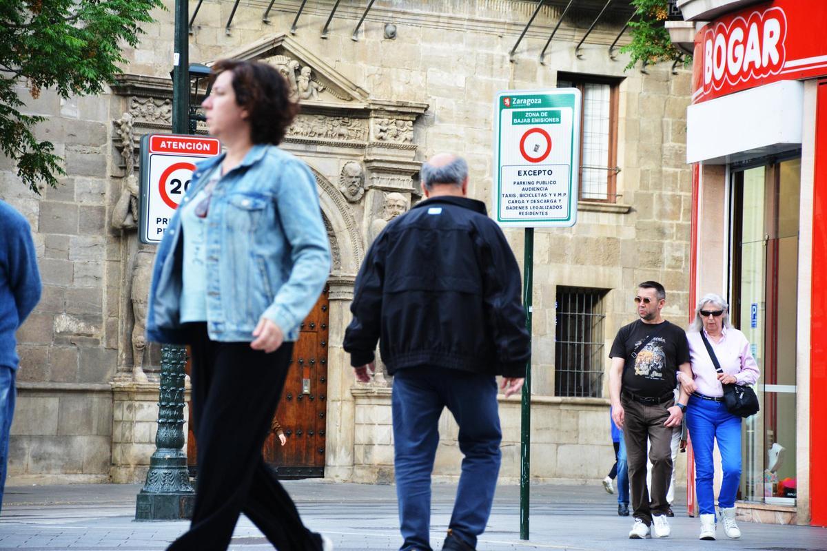 Varios paseantes en la zona de bajas emisiones de Zaragoza.