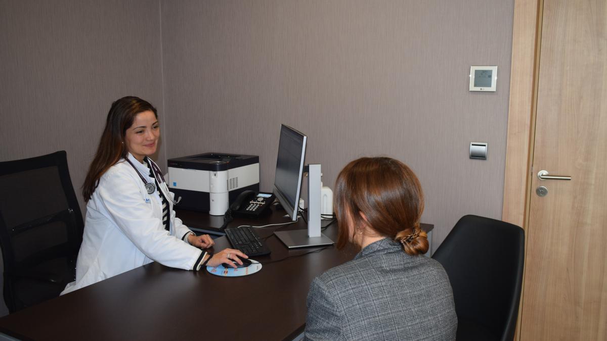 La Dra. Ángela Cubides Montenegro, junto a una paciente, en la consulta de la Unidad de atención al viajero y enfermedades tropicales.