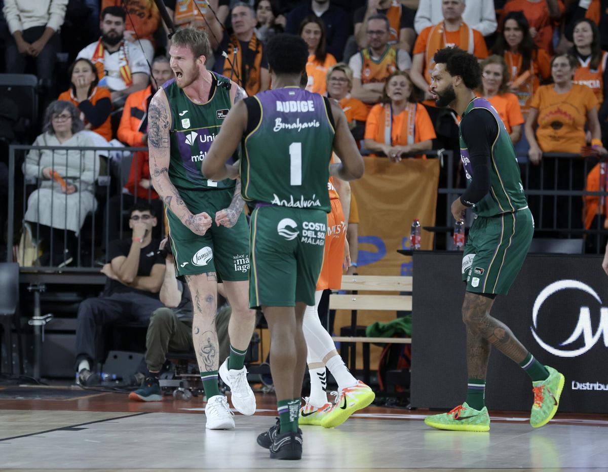Olek Balcerowski celebra una acción del Valencia Basket-Unicaja.