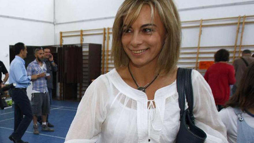 Sonia Castedo introduce su voto durante la jornada electoral del pasado domingo.