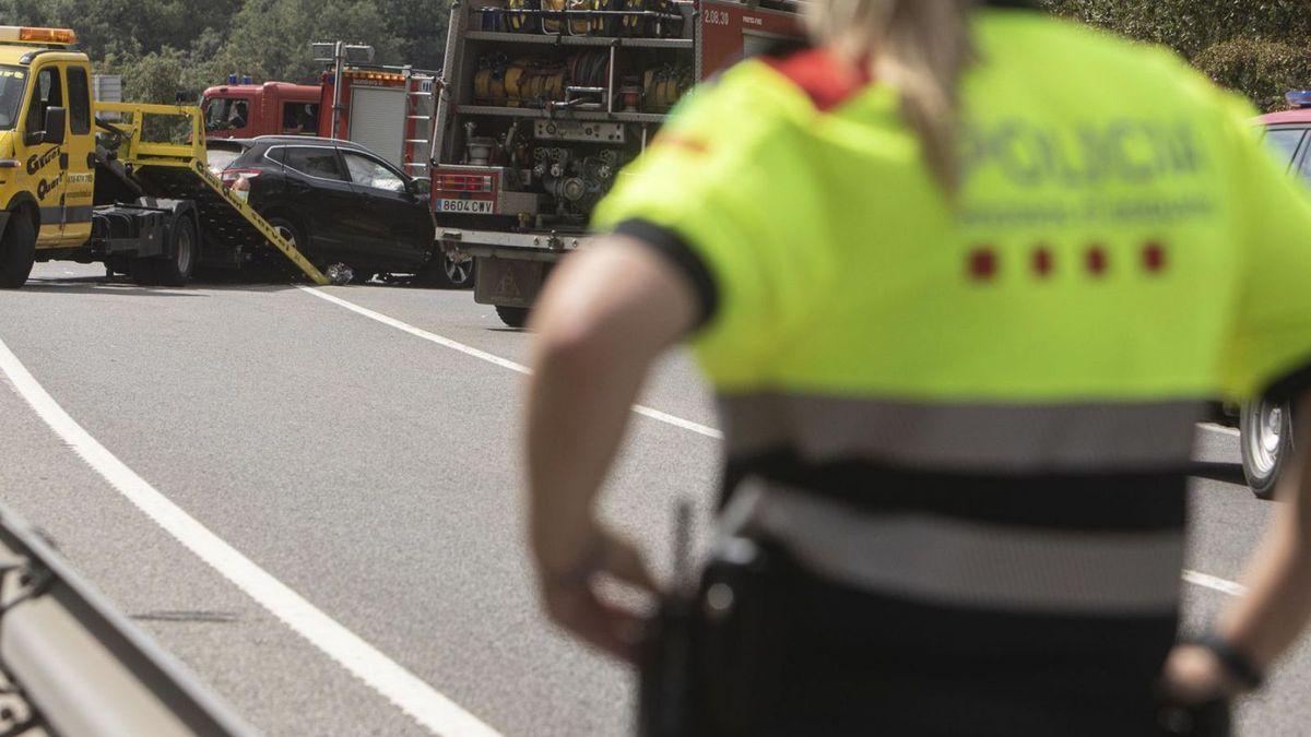 Una agent dels Mossos d’Esquadra, en un accident de trànsit