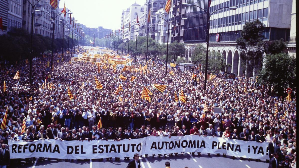 Manifestación en el paseo Independencia de Zaragoza para la reforma del Estatuto de Autonomía.