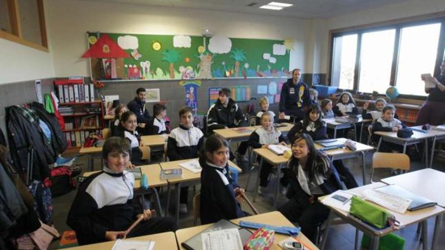 Jugadores del Ourense Termal, compartiendo pupitre, ayer, con los alumnos del colegio Miraflores. // Jesús Regal