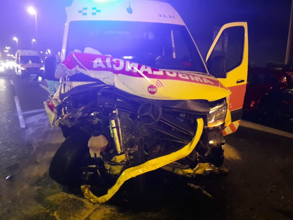 Accidente entre una ambulancia y dos coches en Las Palmas de Gran Canaria