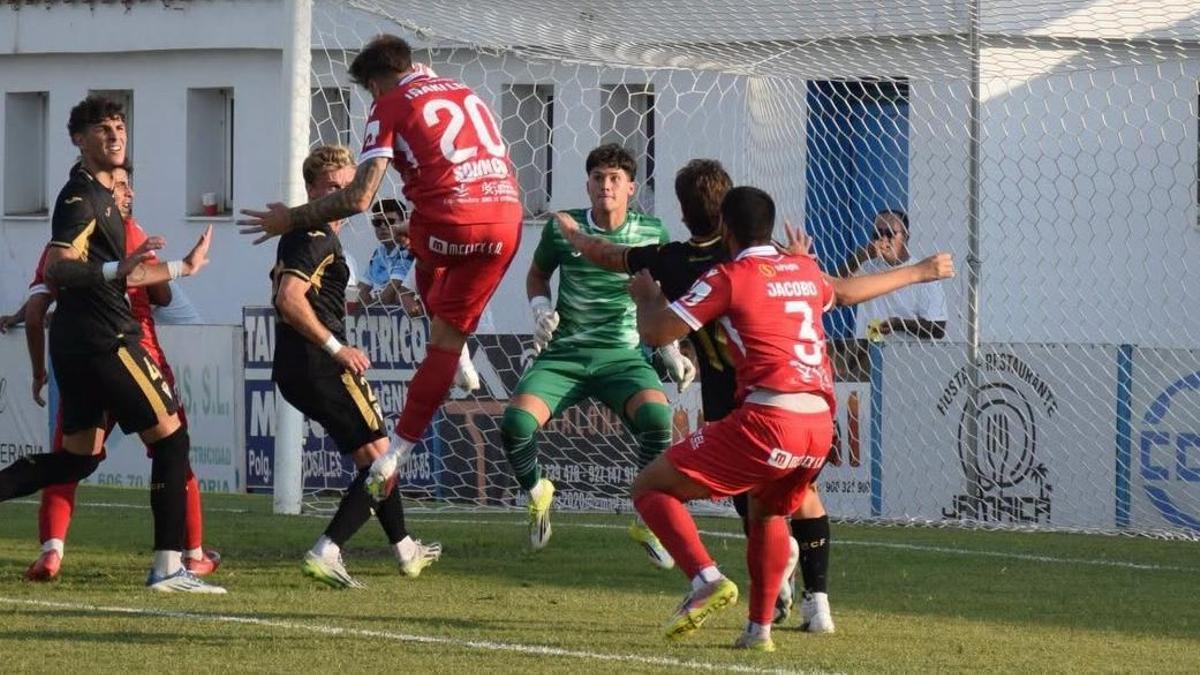 Acción del gol de Iñaki León, tercero del Coria al Córdoba B.
