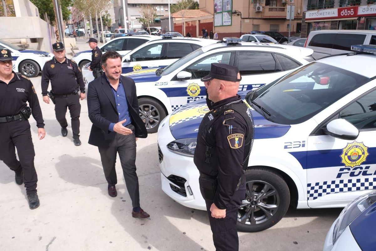 El alcalde Pablo Ruz, con funcionarios de la Policía Local, en una imagen de archivo