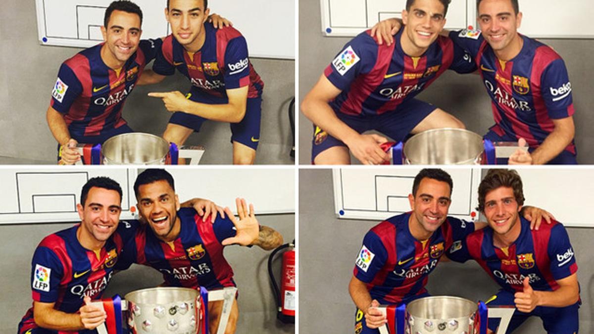 Munir, Bartra, Sergi Roberto y Alves posando junto a Xavi con el título de Liga