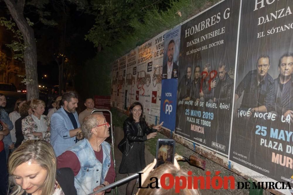 Pegada de carteles en Caravaca