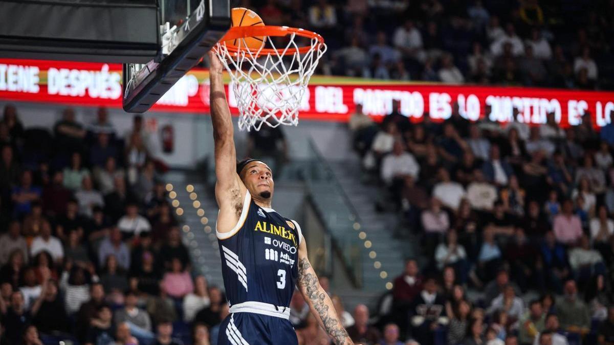 Marques Townes anota una canasta ante el Zamora.