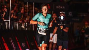 María Salvo a su llegada a meta en el IRONMAN de Barcelona. 