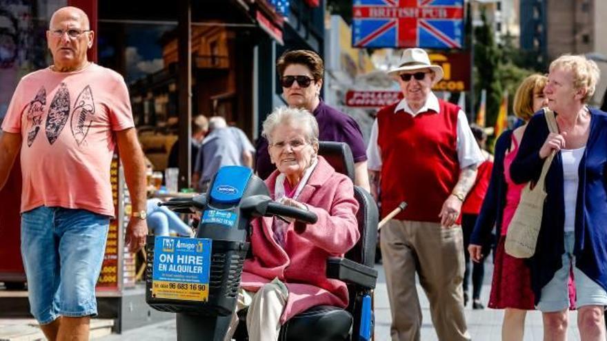 Benidorm es una de las ciudades españolas con más residentes y turistas británicos. El Brexit podría hacer que pierdan derechos como la sanidad pública gratuita.
