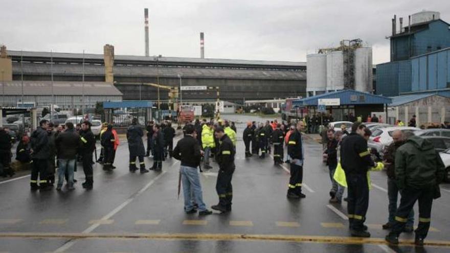 Empleados de Alcoa en A Coruña durante un paro de producción que realizaron esta semana. / brais quinteiro