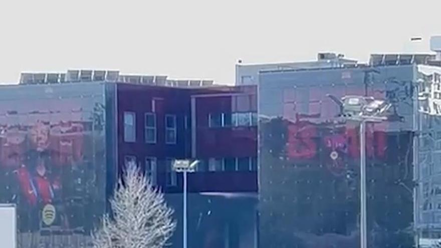 Las pantallas de la parte de atrás de la fachada de La Masia ya están activas