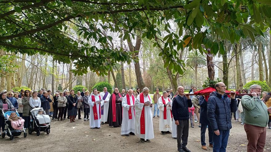 El arzobispo preside el vía crucis en el parque de Isabel la Católica