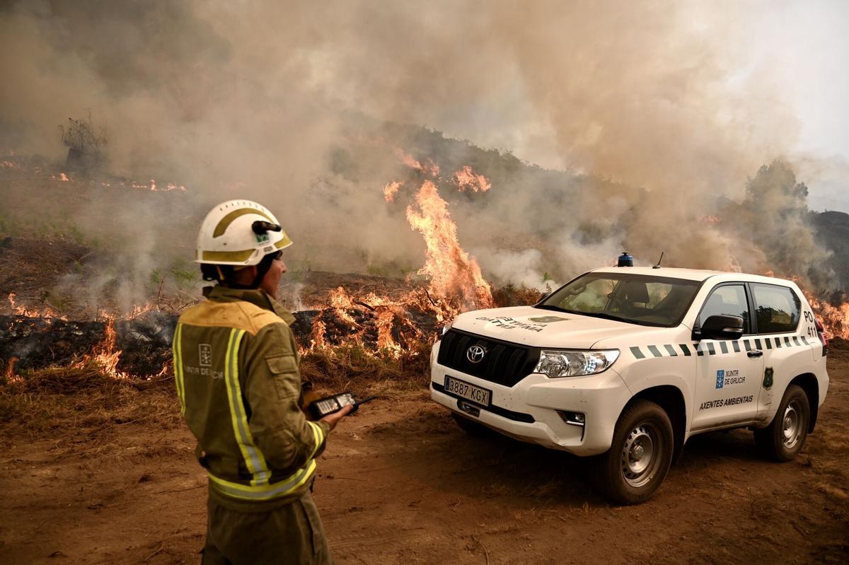 Un brigadista de la Xunta en un incendio.