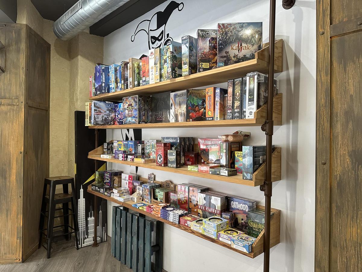 El Llano puede presumir de tener su pequeño universo friki: “Es un negocio muy especializado y la gente viene a buscarnos” El Llano puede presumir de tener su pequeño universo friki: “Es un negocio muy especializado y la gente viene a buscarnos”