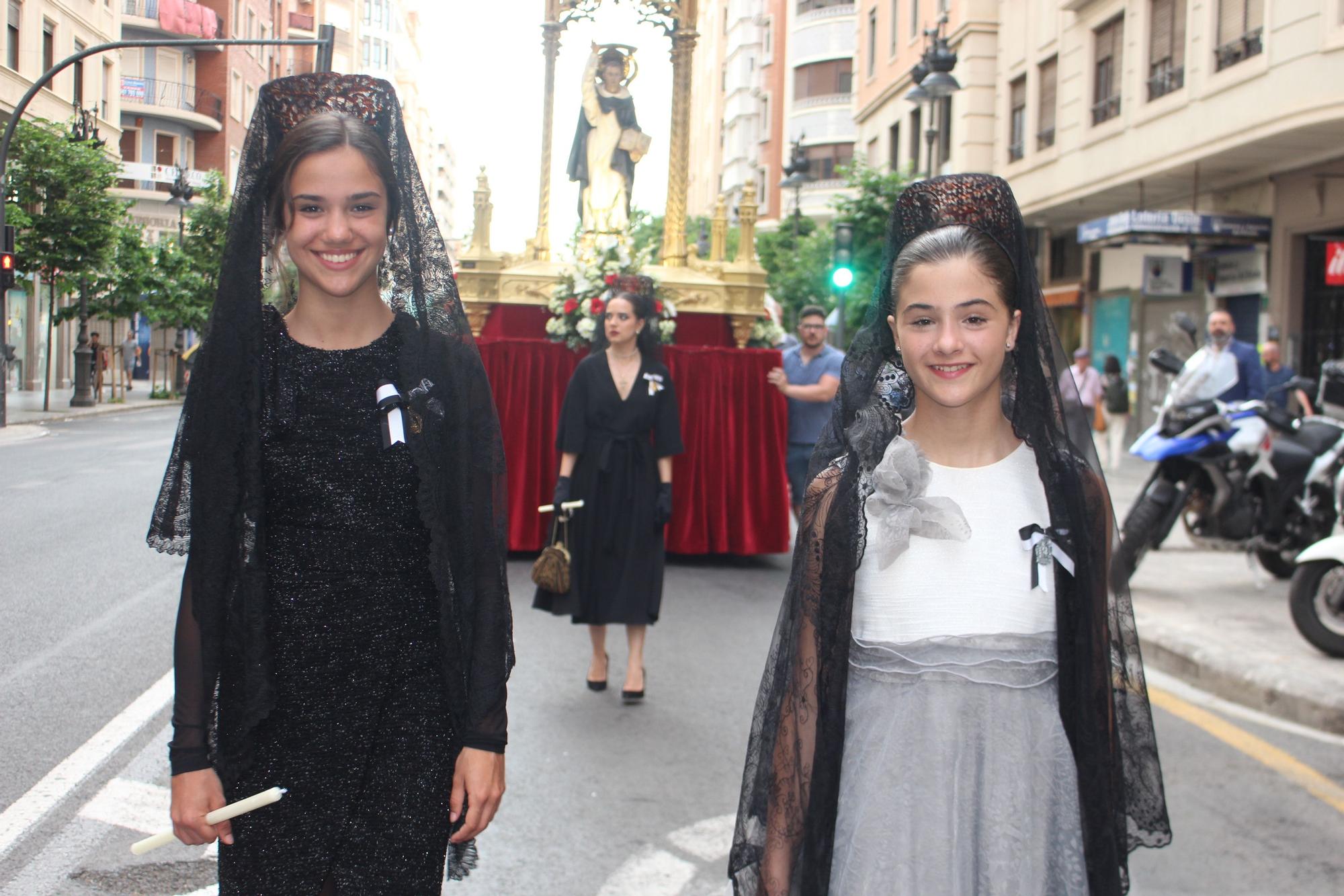 La calle San Vicente acoge la procesión "dels Xiquets" con tres generaciones falleras