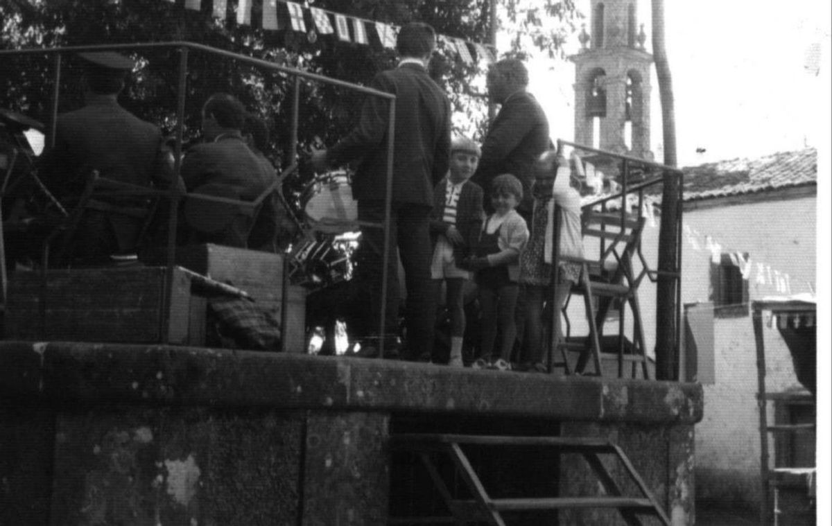 Coas súas irmáns, Carmiña e
Luísa, no palco do campo da
festa de Donramiro.