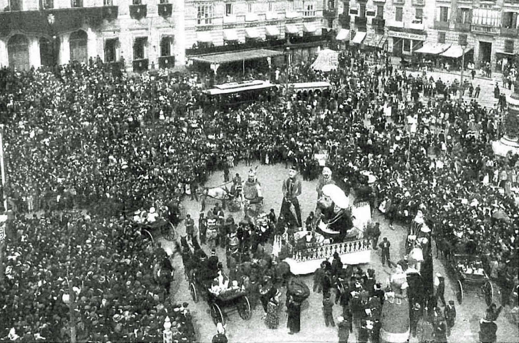 Fotos antiguas de las Fiestas del Pilar de Zaragoza: de la lectura del pregón a caballo a las ferias