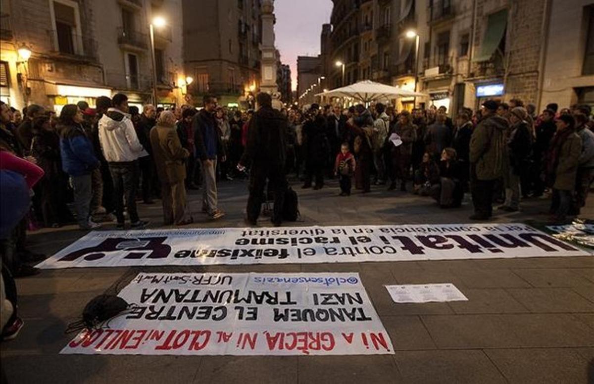Concentració a la plaça del Pedró, al Raval, contra el racisme, aquest dimarts.