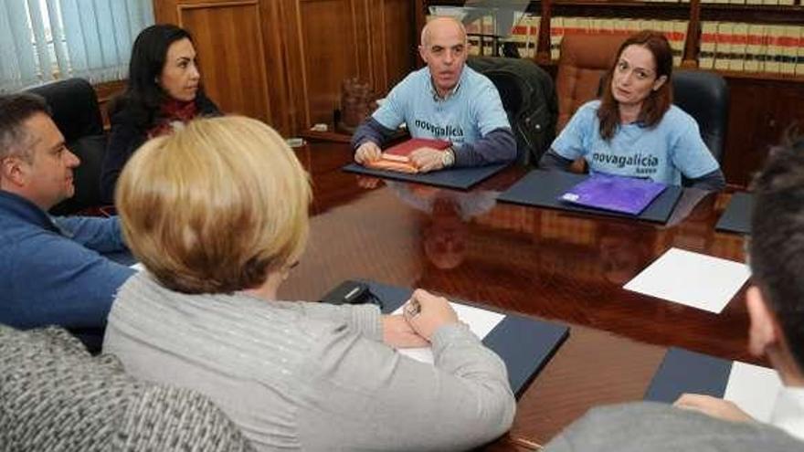 Los portavoces de los afectados, ayer, con los grupos políticos. // G.S.