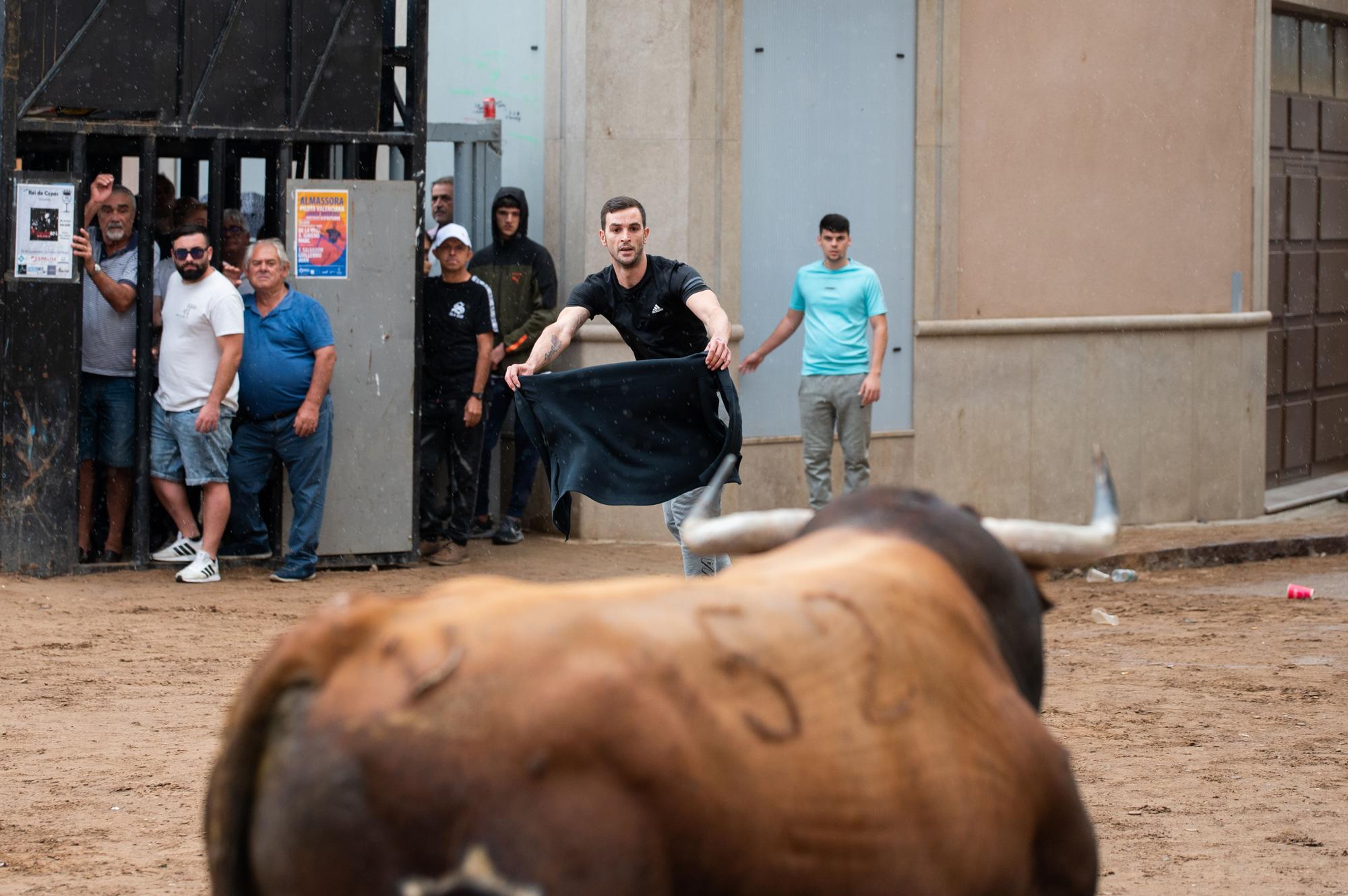 Las fotos de una tarde taurina de Almassora de luto y pasada por agua