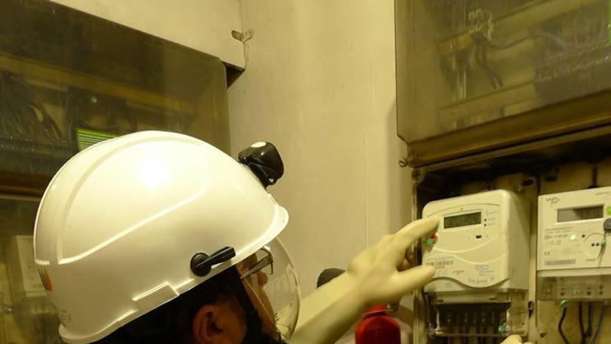 Un técnico de Iberdrola revisa uno de los contadores inteligentes de la compañía eléctrica.
