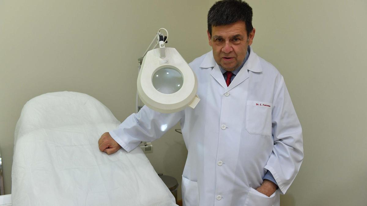 El doctor Eduardo Fonseca, dermatólogo, en su consulta de A Coruña.