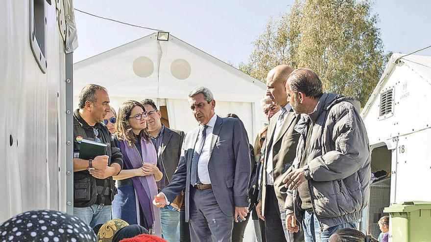 Oltra ve el centro de acogida temporal de refugiados de Leros.