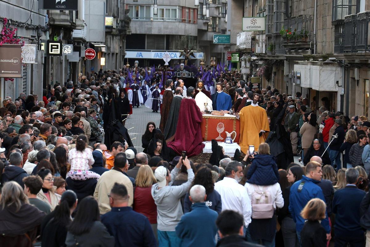 Las calles de Pontevedra vivieron un multitudinario Jueves Santo.