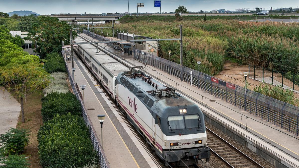 Retards de 45 minuts a l’R-2 de Rodalies per una incidència tècnica a Viladecans