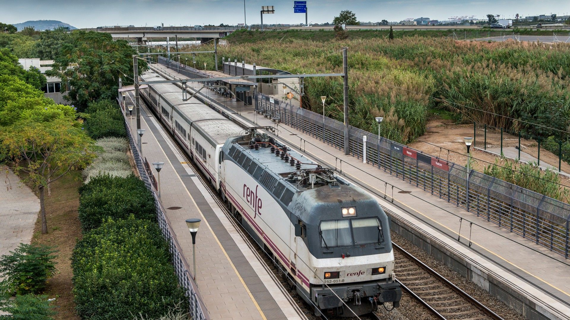 Un tren parado en la estación de Viladecans.