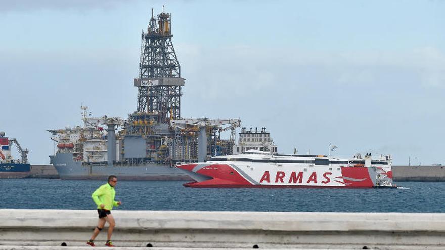 El &#039;Volcán de Teno&#039; de Naviera Armas, este jueves entrando en el Puerto de La Luz.