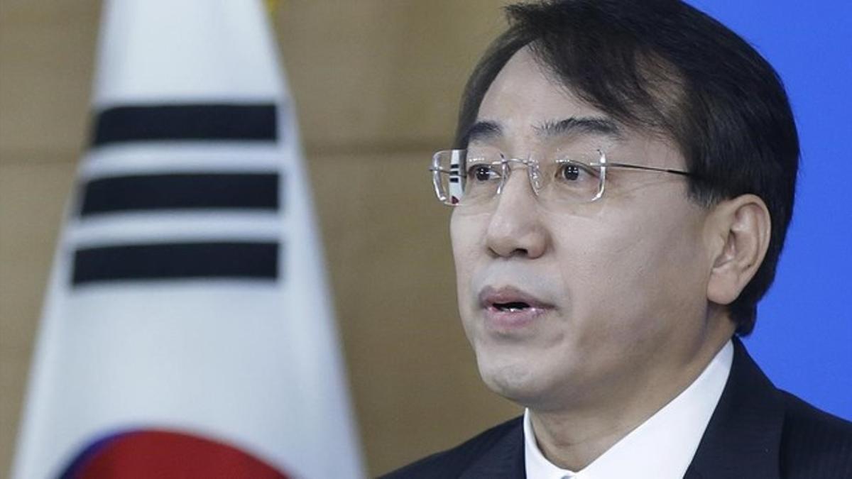 Lee Sukjoon, Ministro de Coordinación Política de Corea del Sur, anunciando sanciones contra Corea del Norte por las pruebas nucleares.