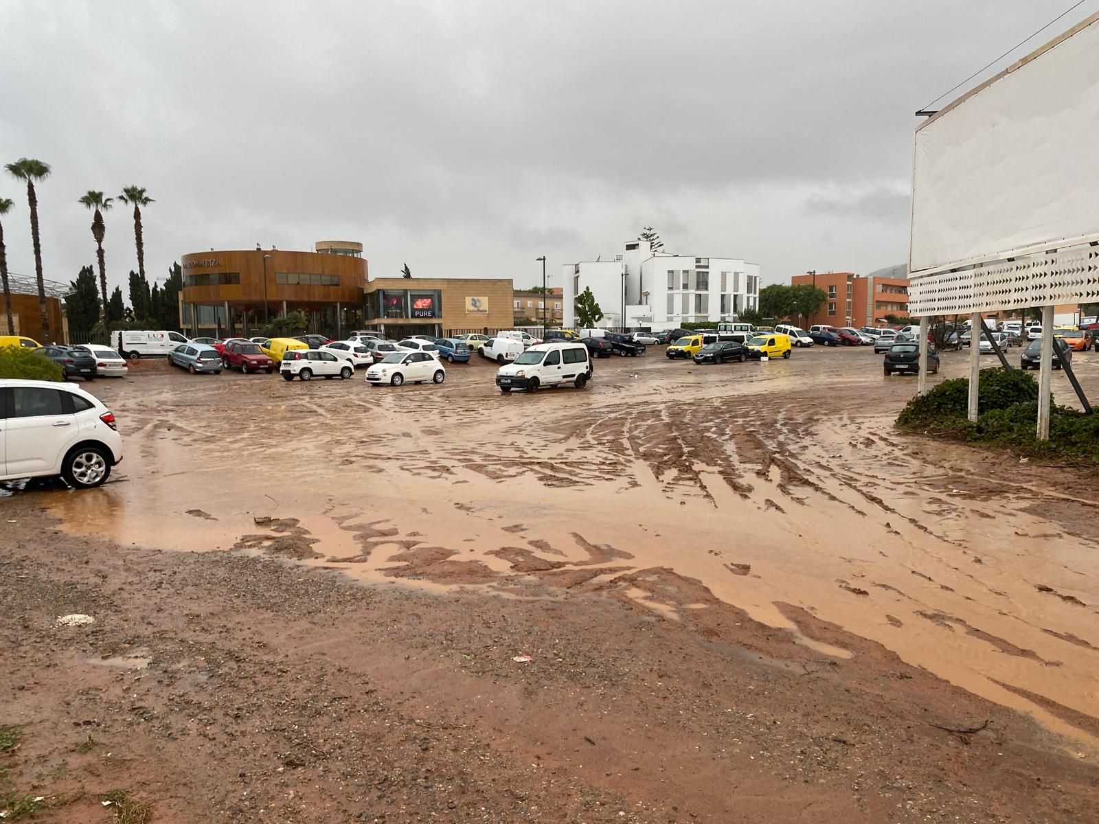 Aparcamiento disuasorio junto a la avenida de la Paz a las 16 horas.