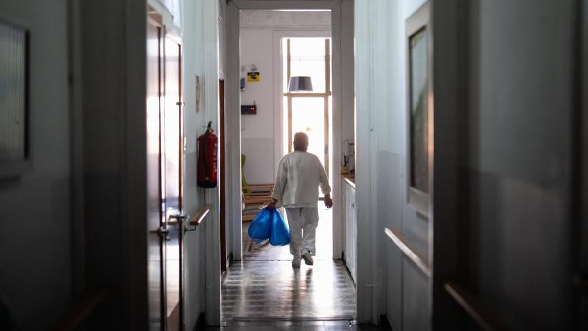 Denunciada una residencia pública de Barcelona que instaló pestillos para encerrar a los ancianos en las habitaciones