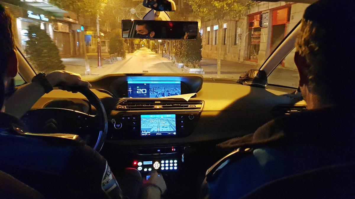 Vehículo policial patrullando por el centro de Vigo.